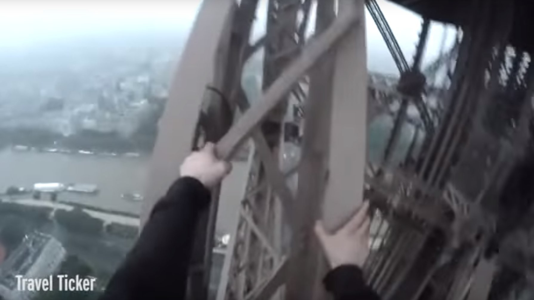 Des casse-cous russes escaladent la Tour Eiffel sans équipement de sécurité (VIDEO CHOC)