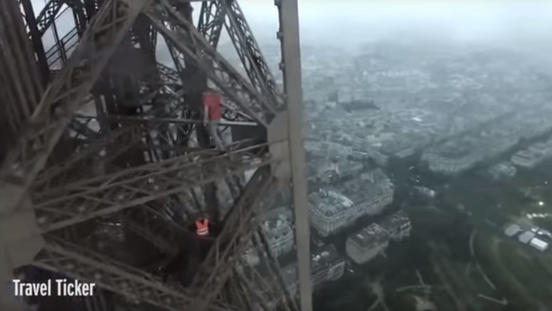 Des casse-cous russes escaladent la Tour Eiffel sans équipement de sécurité (VIDEO CHOC)