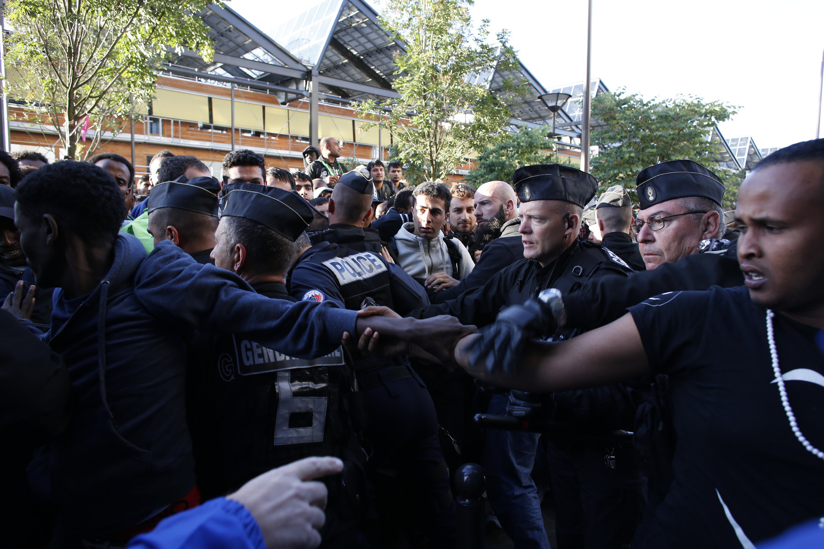 Evacuation de centaines de migrants à la halle Pajol de Paris (PHOTOS)