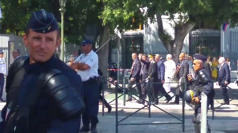 Une centaine de personnes huent Manuel Valls en déplacement à Bastia (VIDEO)