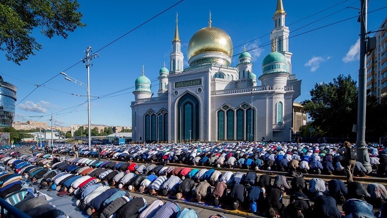 A Moscou, des centaines de milliers de musulmans dans la rue pour fêter l’Aïd el-Fitr (IMAGES)