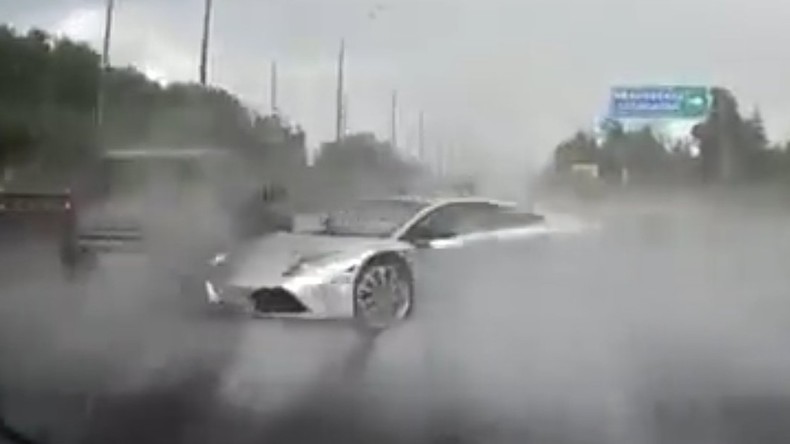 Toupie infernale : une Lamborghini perd le contrôle en banlieue de Moscou (VIDEO CHOC)