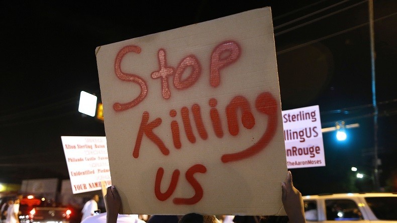 Les policiers qui ont abattu un homme noir en Louisiane étaient déjà connus pour faits de violence