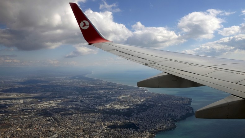 Après des mois de crise, un premier vol charter russe atterrit en Turquie