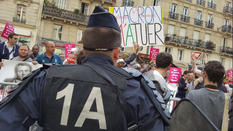 Des œufs et des sifflets pour les participants au meeting parisien de Macron (VIDEO)