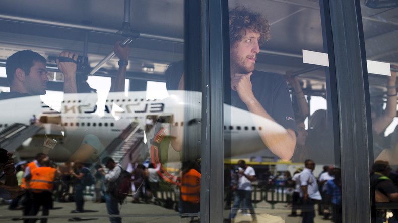 Le journaliste qui a trompé l'aéroport de Tel Aviv à RT : «J’ai reçu une arme sur la piste»