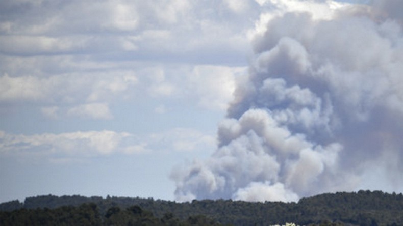 Violent incendie dans les Pyrénées-Orientales : un pompier tué, 3 000 vacanciers évacués (IMAGES)