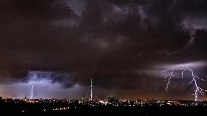 Ballet de foudre dans le ciel moscovite (PHOTOS, VIDEOS)