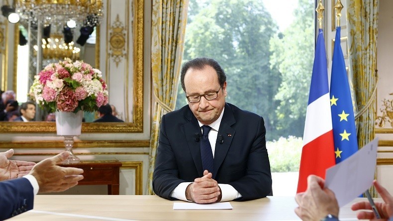 Hollande menace d'évincer Macron du gouvernement s'il ne respecte pas «deux règles»
