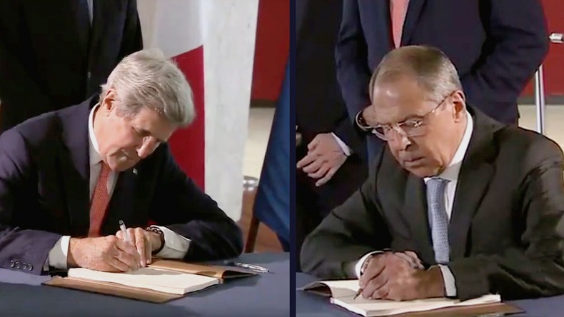 Lavrov et Kerry déposent des fleurs devant l'ambassade de France à Moscou (VIDEOS)