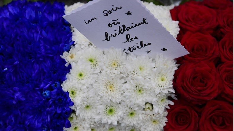 Partout en France, les citoyens émus honorent la mémoire des morts de Nice (IMAGES)
