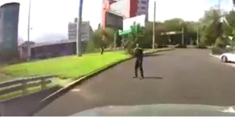 Kazakhstan : une conductrice croise un homme armé qui la met en joue... et continue ! (VIDEO CHOC)