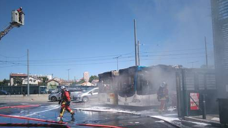Gros incendie dans un dépôt de bus à Marseille (VIDEO)