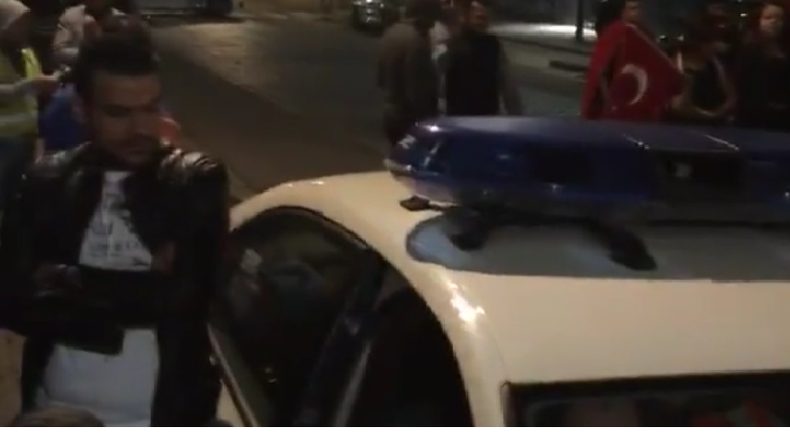 Belgique : un véhicule de police bruxellois prête son haut-parleur pour l'appel à la prière (VIDEO)