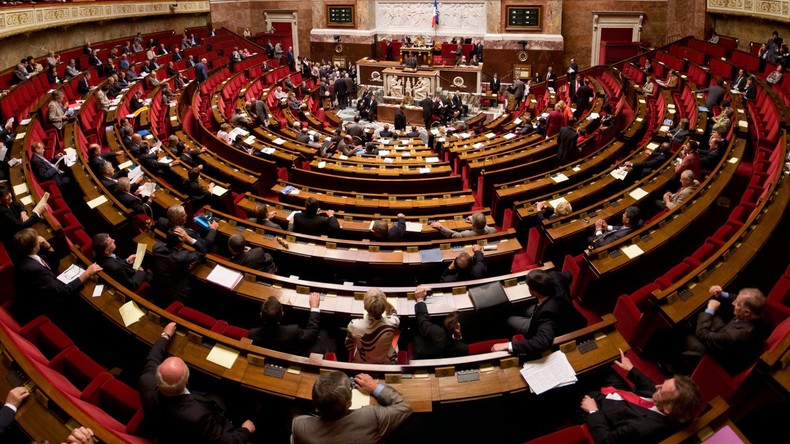 Le projet de loi Travail définitivement adopté, faute de motion de censure après le 49.3