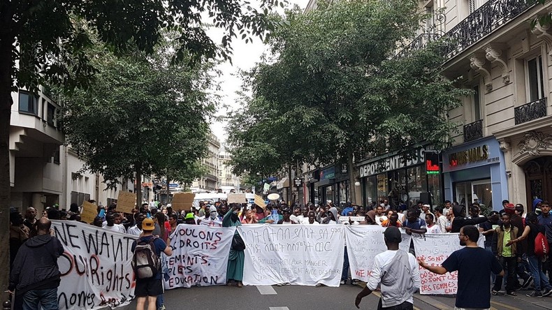 Nouvelle manifestation des migrants à Paris pour dénoncer leurs conditions de vie en France (IMAGES)