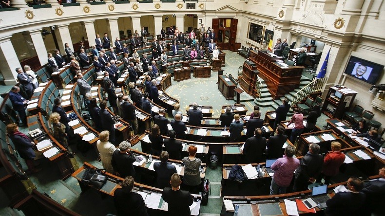 Le parlement belge examinera en septembre une résolution pour lever les sanctions contre Moscou