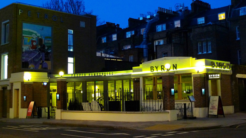 Une chaîne de burgers britannique a-t-elle piégé ses employés étrangers pour les faire expulser ?