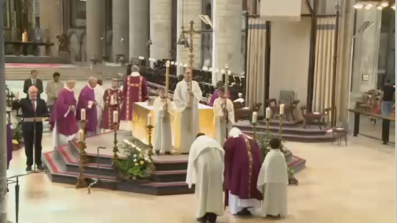 Prêtre assassiné : forte affluence de fidèles catholiques et musulmans dans la cathédrale de Rouen
