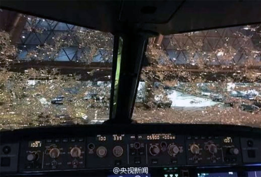 Des trous dans le pare-brise d’un avion n’empêchent pas les pilotes chinois d’atterrir (PHOTOS)