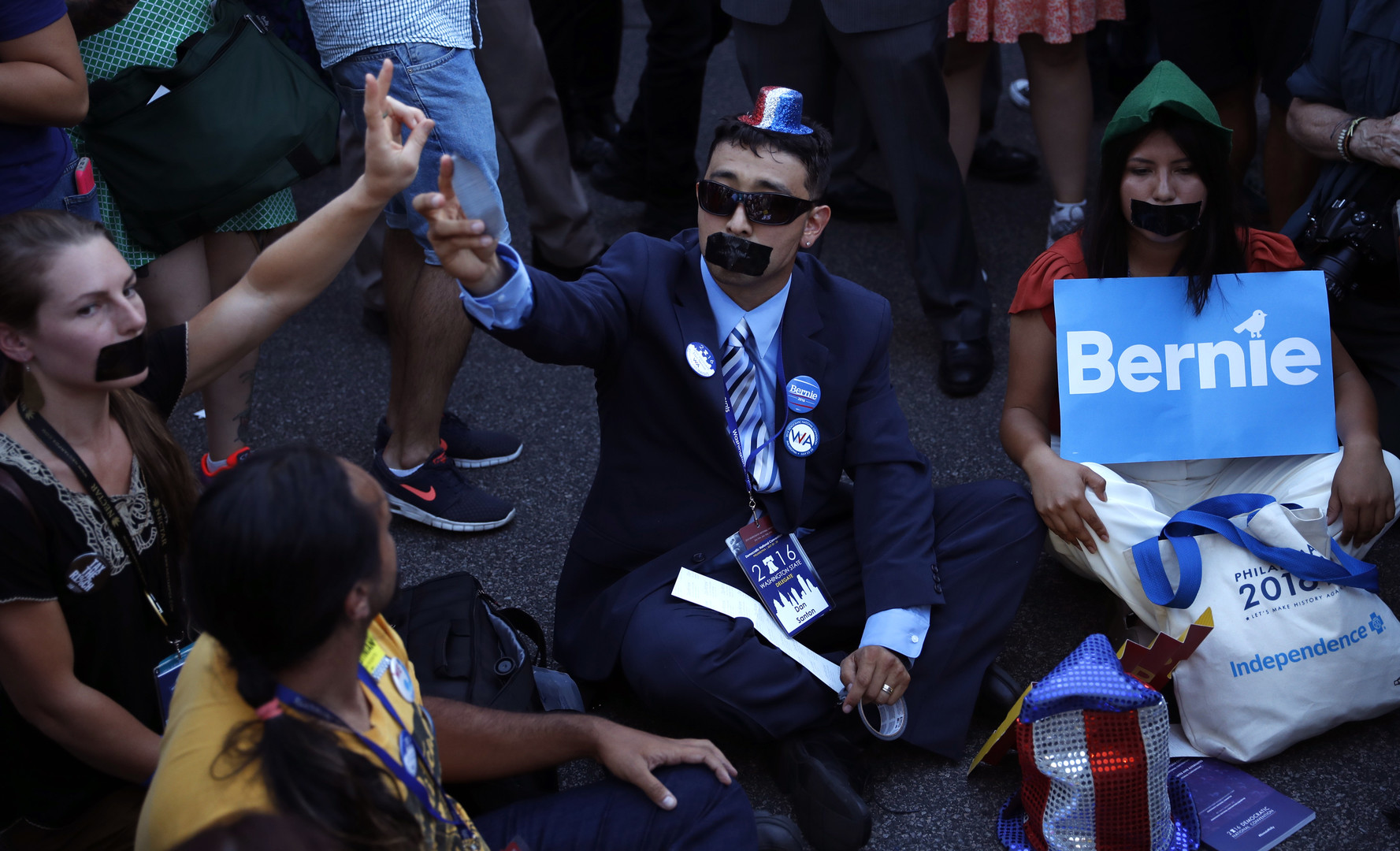 Hillary Clinton intronisée candidate à la Maison Blanche, les partisans de Sanders s’obstinent