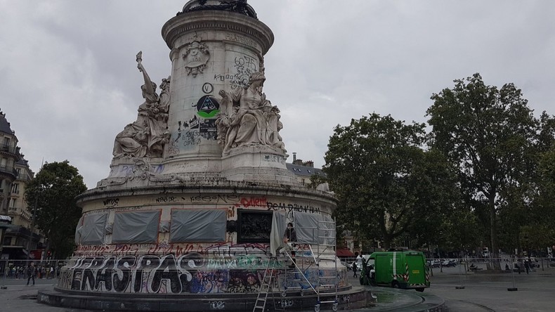 Place de la République : opération de nettoyage du lieu de recueillement des Parisiens (VIDEOS)