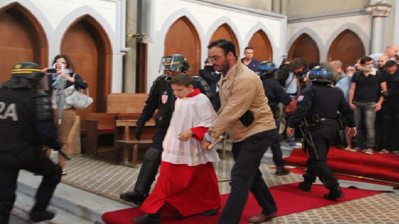 Evacuation de l'église Sainte-Rita : la droite indignée, la gauche se tait ou ironise
