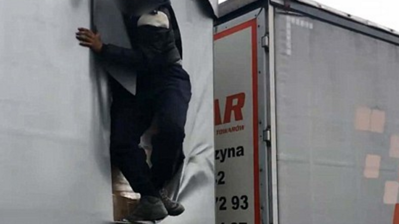 Grande-Bretagne : un migrant saute d'un poids lourd en marche (PHOTOS, VIDEOS CHOC)