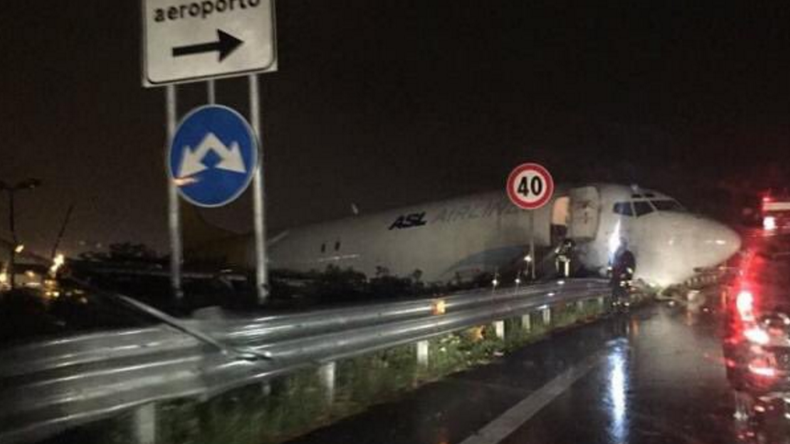 Italie : lors de son atterrissage, un avion quitte la piste et termine sur l'autoroute (VIDEO)
