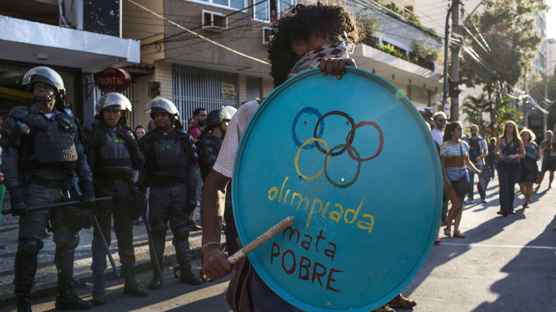 3 000 personnes pour manifester contre Temer à Copacabana avant l'ouverture des Jeux de Rio (VIDEO)