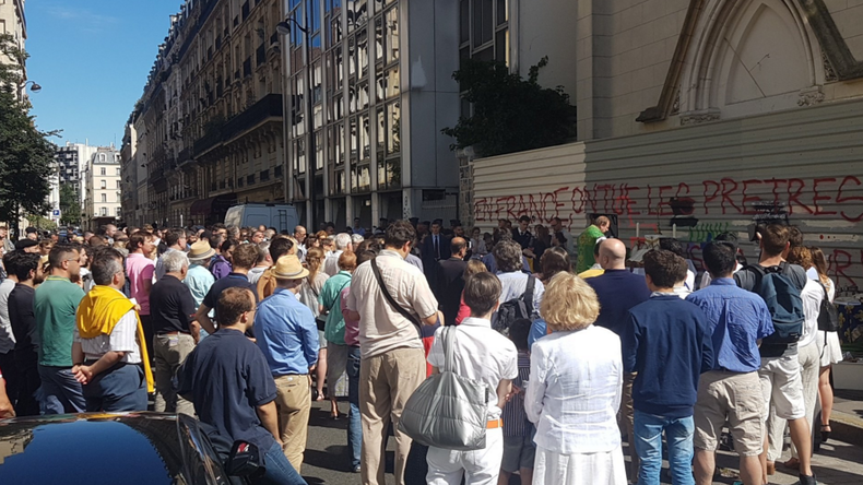 Sainte-Rita : une centaine de personnes assistent à une messe devant l'église menacée de démolition