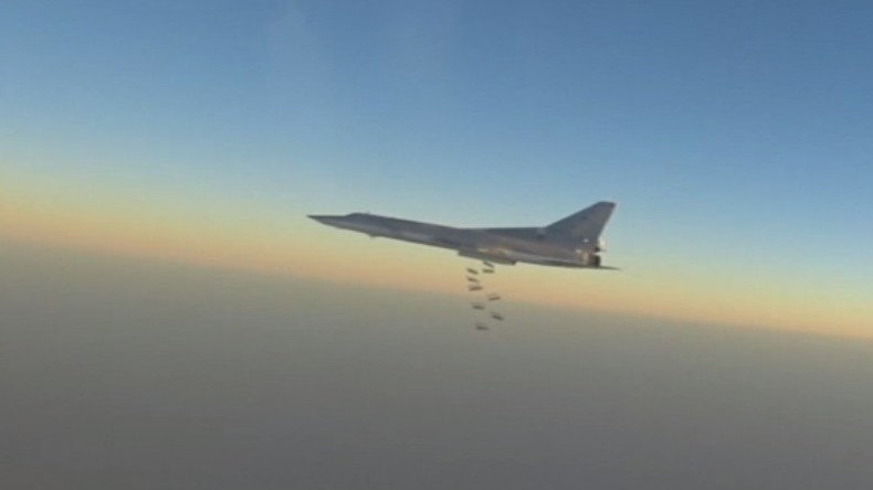 Les bombardiers russes détruisent des cibles de Daesh près de Palmyre (VIDEOS)