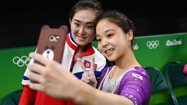 Le sport rassemble ! Des gymnastes des deux Corées font un selfie aux JO
