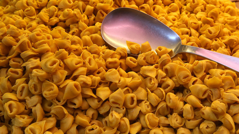 Italie : la police cuisine des pâtes à un couple de retraités en pleurs à cause du bulletin télévisé