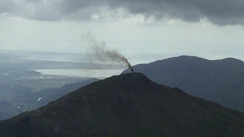 Un hélicoptère de l'armée britannique prend feu et atterrit en urgence sans faire de victime