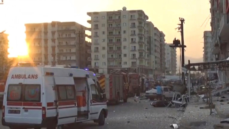 Un double attentat fait au moins huit morts et des dizaines de blessés en Turquie (IMAGES)