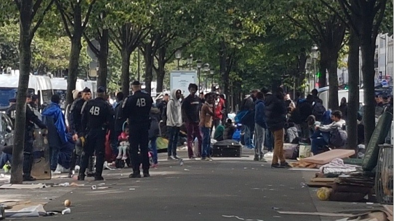 Une cinquantaine de réfugiés à nouveau expulsés d'un campement à Paris (PHOTOS, VIDEOS)