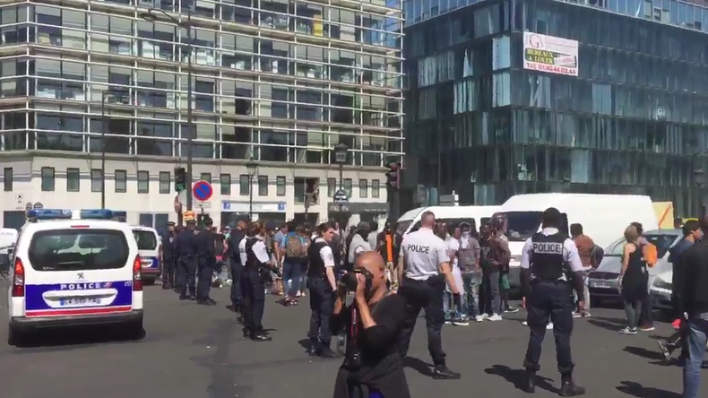 Manifestation de migrants après l'évacuation sous tension d'un campement à Paris (VIDEO)