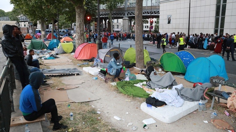 «Ni police, ni charité» : des migrants manifestent à Paris pour réclamer des droits (IMAGES)