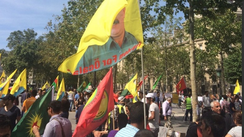 A Paris, des dizaines de Kurdes se rassemblent pour la libération du fondateur du PKK (IMAGES)