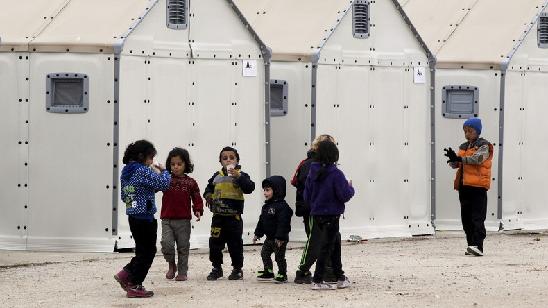 Grèce : femmes et enfants de migrants redoutent d'être agressés dans les toilettes des camps