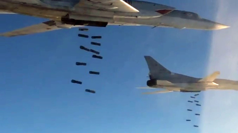 L'aviation russe détruit six grands entrepôts de Daesh en Syrie (VIDEO)