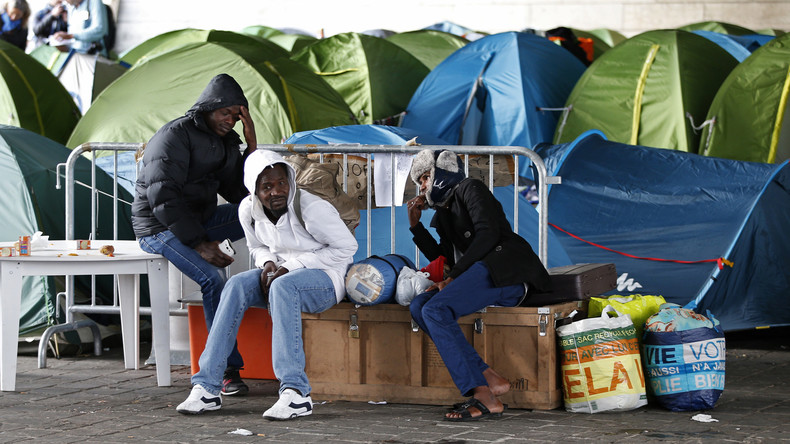 Paris : plus de 800 migrants évacués de campements dans le nord de la capitale (PHOTOS)