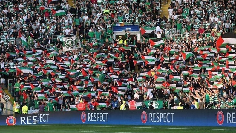 Des fans du Celtic Glasgow agitent des drapeaux palestiniens devant une équipe israélienne (IMAGES)