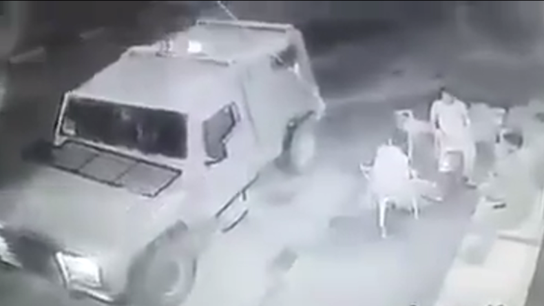 Des soldats israéliens lancent une grenade sur des civils palestiniens (VIDEO CHOC)