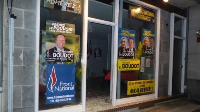 «Ils ont piétiné le drapeau français» : la permanence du FN saccagée à Aurillac