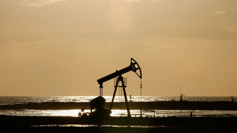 Le prix du pétrole dépasse 50 dollars, les négociations sur le gel de la production approchent