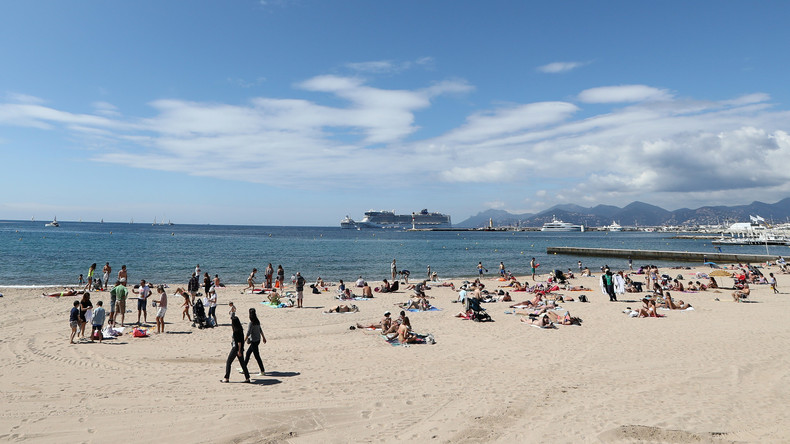 Cannes : une musulmane verbalisée pour le port d'un simple voile à la plage