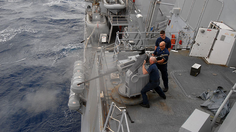 Ormuz : un destroyer US de 155 mètres tire des coups de semonce contre des vedettes iraniennes
