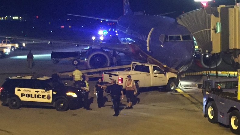 Virée folle à l’aéroport : un homme en caleçon vole une voiture et percute un avion